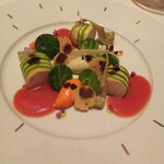 ロオジエ - 前菜：ズッキーニで包んだ手長海老。蒸してあるそうだが 火入れがドンピシャなのか海老の甘さ旨味が最大限に活性化している。それを かなり爽やかなトマトソースで更に引き立てていて極上の美味。見た目も完璧。