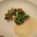 ロオジエ - 魚料理：青海苔を纏わせオリーブオイルでコンフィしたハタ。ゆっくり火入れされたハタの身はしっとりしたテクスチャに仕上げてあり すこぶる美味。雲丹を用いたバターソースと合わせるとまさに至福。