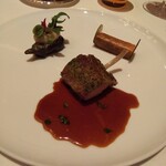 ロオジエ - ローズマリーを塗ってローストしたキャレダニョー。ソースはタイムを用いたジュ。子羊はロゼール産。春巻きみたいなのはブレゼにしたエポールをパートドフィロで巻いた物。 人生最高の子羊料理に出逢えました。