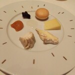 ロオジエ - フロマージュ。最中みたいなのはフルムダンベールと山葵を用いた最中。この最中は かなり美味しかった。レギュラー化してほしい。