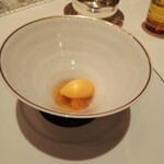 ロオジエ - アヴァンデセール：杏のソルベ。下には杏コンポートに生姜のジュレ。甘さはしっかりあるのだが杏ソルベの香りと生姜の辛さが 良い具合に口をさっぱりさせてくれます。美味しい。