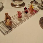 ロオジエ - ミニャルディーズ。出来たてです。フルーツのジュレを挟んだマカロンが特に美味。ジュレのギリギリの緩さや メレンゲのサクサク食感は出来たてでしか楽しません。賞味期限は10分と無いでしょう。