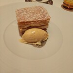 ロオジエ - デセール：バニラのミルフィーユ。パイ生地はかなりエアリーでサクサク軽く食べれます。クリーム&アイスクリームは希少なタヒチ産バニラを贅沢に用いてあり 陶酔するほどの良い香り。旨すぎます。