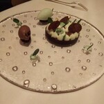 ロオジエ - 同行者のデセール。ショコラとミントだとか。見た目は私のミルフィーユよりコチラのが上ですね。