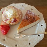 ギャラリーカフェ ドゥードゥル - いちごとクリームチーズマフィンとチーズケーキ