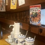 かつ久 無庵 - テーブルセッティング(とんかつソースとからくちソース)