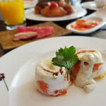 NOKA Roast & Grill - 朝食　NOKAシェフによるシグネチャーベイクドエッグ スモークサーモン トリュフクリーム