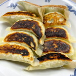 三ちゃん - 餃子 包（皮）が翡翠色