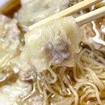 三ちゃん - ワンタンメンのわんたん（肉のみ 皮がちゅるっと旨い）