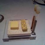 ラ・ベ - 無塩バターと海草バターはひんやり大理石のうえに、唐辛子塩とローズマリー塩は試験管に♪