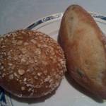 ラ・ベ - パンは４種類、熱々、まずは、オートミールにパンと海草いりフランスパン♪