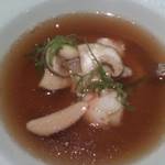 ラ・ベ - コンソメを注いでスープ完成♪