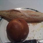 ラ・ベ - お代わりしました、やっぱり熱々、ロールパンとすごく固いフランスパン♪