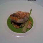 ラ・ベ - 甘鯛の鱗焼き、サラダ菜のソースがキレイ、皿がデカイ♪