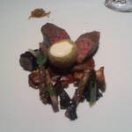 ラ・ベ - 国産牛フィレ肉のロースト、牛蒡とキノコも　皿がデカイ♪