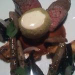 ラ・ベ - 中央は何かで作ったカップに、ガーリック風味のクリームがＩＮ、崩して頂きます♪