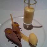 ラ・ベ - チョコレートムース　オレンジソルベ、ジュース風のデザート♪　グラスの縁にはピスタチオの粉末♪