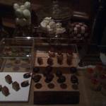 ラ・ベ - プチフールのワゴン♪　真っ白いマカロンや柚子マシュマロも♪