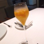 シャンパーニュを注いでもらって・・・