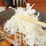 からやま - 最後は水気と甘味が効いた千切りキャベツを食べてスッキリと完食！ごちそうさまでした！