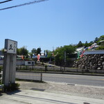 淡路島 亙 - お店の前では鯉のぼりが泳いでいました。