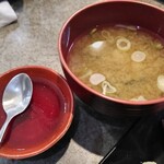歩 - にぎり12貫ランチ、一品料理・蕎麦(温)or味噌汁・デザート付で1000円(税込)[ひじき、味噌汁、苺ゼリー]
      安いけど味も妥協してないし、本当破格です★★★
      このコスパ越える店は中々無いんじゃない？