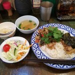 Puan - 日替わりランチ（豚肉料理二種）￥1,100