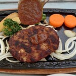 ロペ倶楽部 テラスレストラン - ハンバーグに和風ソースをかける