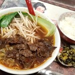 台湾飯店 - 牛肉麺。お昼は（希望すれば）小ライスが付きます。