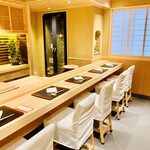 Nihon Ryouri Ryuuen - ◎木目調の美しい店内。カウンターは吉野杉の一枚板を使用していると聞いた。ワインセラーもある。