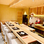 Nihon Ryouri Ryuuen - ◎京都の茶室を感じさせる網代天井。店内はカウンター8席のみ。