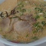 長浜ラーメン 一心亭 - チャーシュー厚いのが三枚( ´∀`)