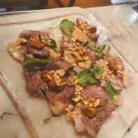 イベリコ・バル 門仲 - イベリコ豚のカルパッチョ風 ウニとアイスプラント添え イベリコ・バル 門仲 - イベリコ豚のカルパッチョ風 ウニとアイスプラント添え