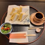 cafe tora - 厚焼きたまごサンド、サラダ付き600円税込　ドリンクセット+350円