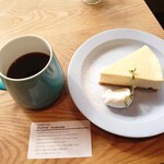 パーラーイムオム - ホットコーヒーとチーズケーキ