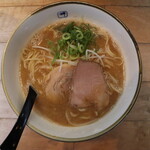 麺や輝 - ラーメン(750円、真上から)