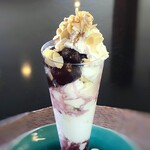 ピノ・グリ - ＊ラム酒でフランベしたブラックチェリーの味わいがいいですね。 ローストアーモンドの食感もよく、甘さ控えめの生クリームや杏仁アイスも美味しい。