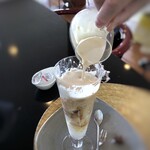 ピノ・グリ - ＊バナナを頂いた後、フレーバーティーと生クリームのソースをかけると・・また違う味わいが愉しめるそうな