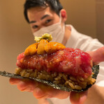 鮨てんび - トロたくドッグ（大）1000円﻿
      雲丹のせ 1200円﻿
      ﻿