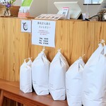 MEI-SUN COFFEE - レジ付近に、芽衣さん家のコシヒカリも売ってます。