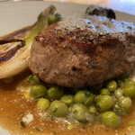 シャントレル - 仔牛のロースト、モリーユ茸、ポワロネギ、グリーンピース