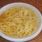 自販機食堂 - 機械から出てきたところ、具は下に隠れています。