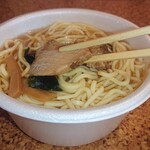 自販機食堂 - チャーシューおいしいので、ぜひ店外の自販機でお土産売っているので買って帰ってください。