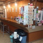 自販機食堂 - 食事コーナー。カップがこんなにうず高くなっている。