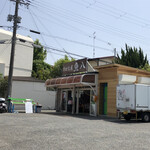 さかな屋 魚八 - お店はプレハブ