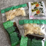 さかな屋 魚八 - おまけのガリと醤油等