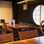 麻布十番 薬膳カレー 新海 - 黒い壁と丸窓が和モダンな空間を演出