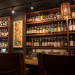 麻布十番 薬膳カレー 新海 - お酒がずらりと並んだカウンター席