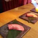 お肉屋 けいすけ 三男坊 - 「トモサンカク」の炙り寿司