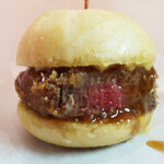 お肉屋 けいすけ 三男坊 - 高森和牛「シャトーブリアン」のヒレカツスライダーバーガー